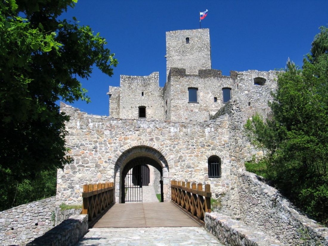 hrad strecno vchod2